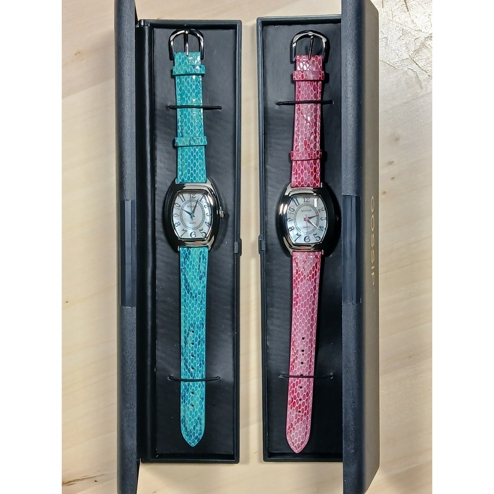 Two Gossip Women Wristwatch Snake Pattern Genuine Leather Strap Iridescent Face